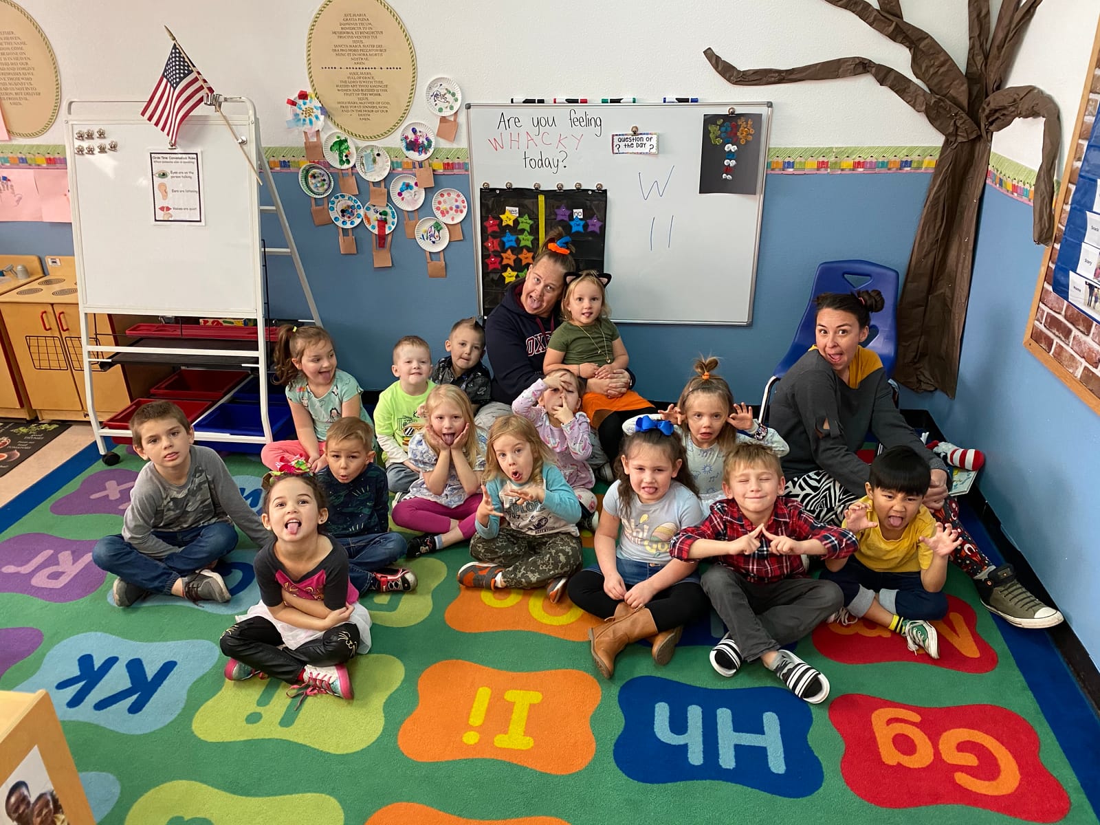 A Cactus Wren class gathered on the rug with their teacher